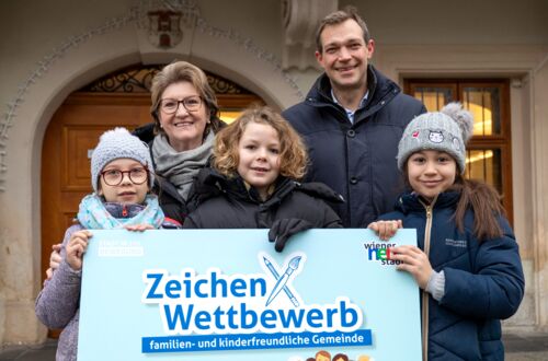 Bild (Stadt Wiener Neustadt/Weller): Familienstadträtin Erika Buchinger und Jugendstadtrat Philipp Gruber mit Alexandra, Mario und Ela.