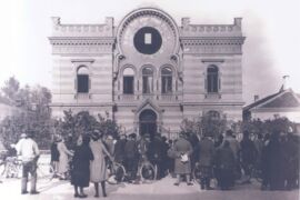 Neugierige Bürger und Bürgerinnen vor der demolierten Synagoge, November 1938 (c) Stadtarchiv Wiener Neustadt